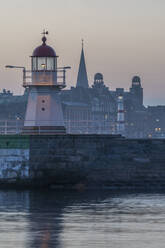 Sweden, Skane County, Malmo, harbor lighthouse at dawn - KEBF02242