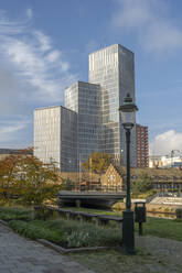 Schweden, Skane County, Malmö, Park Straßenlaterne mit Downtown Hotel im Hintergrund - KEBF02244