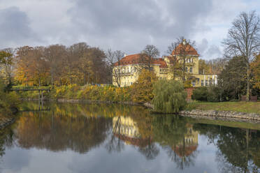 Sweden, Skane County, Malmo, Kungsparken in autumn with Casino in background - KEBF02247