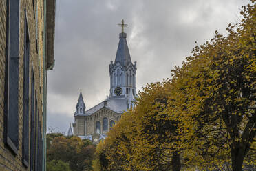 Schweden, Bezirk Skane, Malmö, Herbstbäume vor der St. Pauli Kirche - KEBF02249