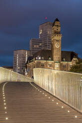 Schweden, Skane County, Malmö, Beleuchtete Brücke bei Nacht mit der World Maritime University und Hotels im Hintergrund - KEBF02252