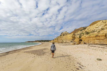 Australien, Südaustralien, Port Willunga, Weibliche Touristin geht allein am Strand von Port Willunga spazieren - FOF12751