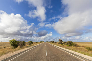 Australien, Südaustralien, Wolken über dem Princes Highway B1 - FOF12757