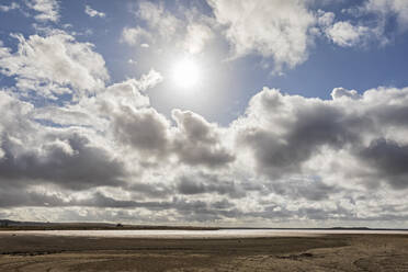 Australia, South Australia, Meningie, Sun shining through clouds over shore of Pink Lake - FOF12759