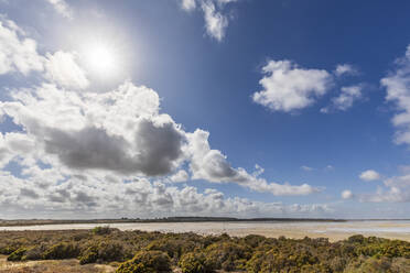 Australien, Südaustralien, Die Sonne scheint durch die Wolken über dem Strand von Parnka Point - FOF12761