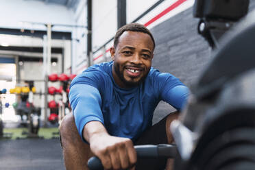 Athlete with gap teeth exercising in gym - PNAF02881