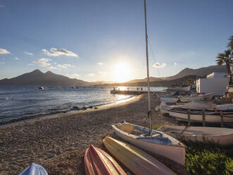 Spanien, Provinz Almeria, Isleta del Moro, Boote liegen am Strand des Fischerdorfs Cabo de Gata bei Sonnenuntergang - LAF02741