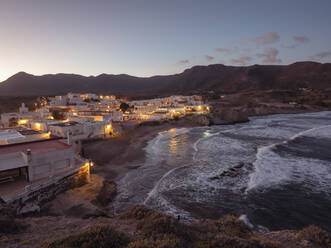 Spanien, Provinz Almeria, Isleta del Moro, Fischerdorf am Cabo de Gata in der Abenddämmerung - LAF02743