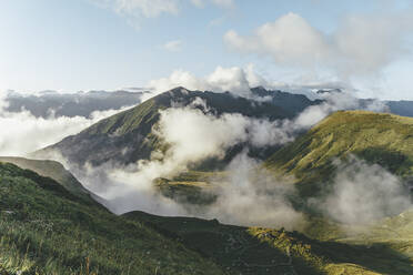 Russland, Region Krasnodar, Wolken über Gipfeln im Naturschutzgebiet Kaukasus - OMIF00508