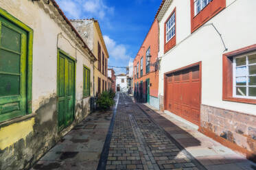 Spain, San Sebastian de La Gomera, Empty alley stretching between old town houses - THAF03015