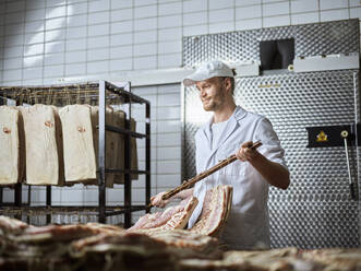Metzger, der frisches rohes Fleisch in der Fabrik sortiert - CVF01866