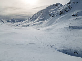Luftaufnahme eines einsamen Skitourengehers in den Bergen am Oberalppass, Schweiz. - AAEF13933