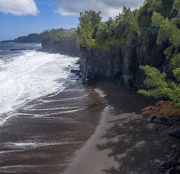 Luftaufnahme des schwarzen Sandstrands entlang der wilden Küste, Saint Joseph, Insel La Réunion. - AAEF13935