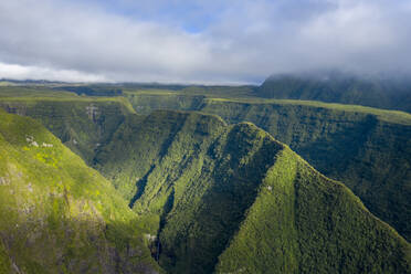 Luftaufnahme der Berge mit Schlucht bei Bras Magasin an einem bewölkten Tag, Reunion. - AAEF13938
