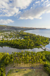 Luftaufnahme des Teichs von Saint Paul mit der alten Pont de l'Etang bei Sonnenuntergang, Saint Paul, La Réunion. - AAEF13939