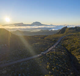 Luftaufnahme eines Fahrzeugs auf einer Panoramastraße in der Nähe des Commerson-Kraters in Saint Joseph, Réunion. - AAEF13942