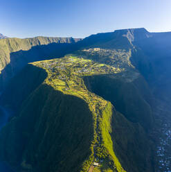 Luftaufnahme eines kleinen Dorfes auf dem Gipfel eines Bergrückens in der Nähe von Saint Joseph, La Réunion. - AAEF13945