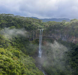 Luftaufnahme des Chamarel-Wasserfalls auf der Insel Mauritius. - AAEF13954