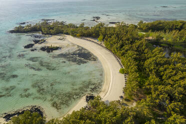 Luftaufnahme eines kleinen Strandes auf der Ile aux Cerfs, einer kleinen Insel mit Golfclub in der Nähe der Küstenlinie und des Riffs, Mauritius. - AAEF13956