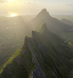 Luftaufnahme der Trois Mamelles, einer Bergspitze bei Sonnenuntergang in der Nähe von Vacoas Phoenix, Mauritius. - AAEF13960