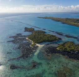 Luftaufnahme von l'Ilot Bernache, einer kleinen Insel an der Küste in der Nähe des Riffs, Mauritius. - AAEF13963