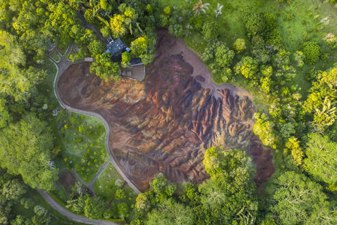 Luftaufnahme des Geoparks Chamarel Siebenfarbige Erde, La Gaulette, Mauritius. - AAEF13965