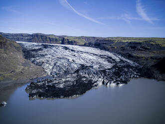 Luftaufnahme des Gletschers Solheimajokull im Süden Islands. - AAEF13973