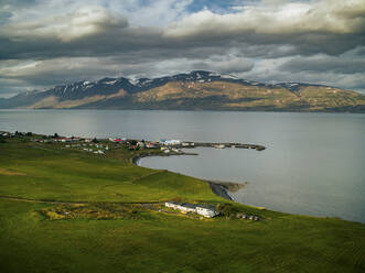 Luftaufnahme von Ackerland am Fjord in Hauganes, Island. - AAEF13975