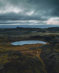 Luftaufnahme eines kleinen Sees in den Bergen der Halbinsel Reykjanes in Island. - AAEF13980