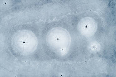 Luftaufnahme von abstrakten Eismustern auf dem zugefrorenen Pikkjarv See, Viitna, Laane-Virumaa, Estland. - AAEF13981
