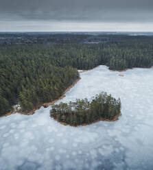 Luftaufnahme von abstrakten Eismustern auf dem zugefrorenen Pikkjarv See, Viitna, Laane-Virumaa, Estland. - AAEF13984