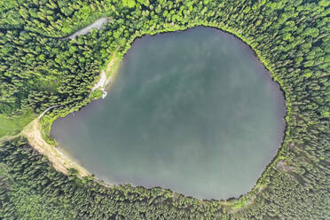 Luftaufnahme des Vulkansees Sain Ana, Bezirk Harghita, Rumänien. - AAEF13998