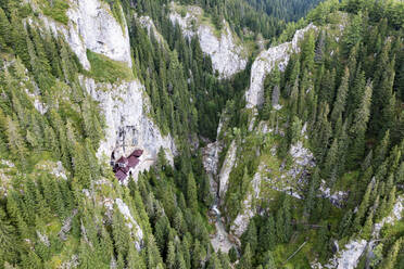 Luftaufnahme des Klosters Lalomitei im Bucegi-Nationalpark, Prahova, Rumänien. - AAEF13999