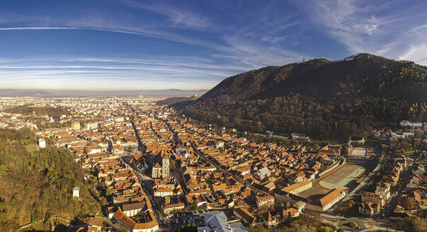 Panoramaluftaufnahme des Centrul Vechi Schei, der Altstadt von Brasov, Rumänien. - AAEF14001