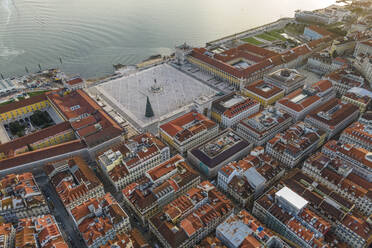 Luftaufnahme des Hauptplatzes von Lissabon (Praca do Comercio) entlang des Flusses Tejo bei Sonnenuntergang, Lissabon, Portugal. - AAEF14013