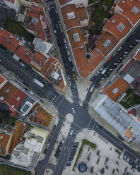 Luftaufnahme eines Wohnviertels in Lissabon von oben, Blick auf Fahrzeuge an einer Straßenkreuzung, Portugal. - AAEF14016