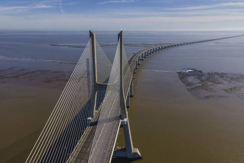 Luftaufnahme der Vasco-da-Gama-Brücke über den Fluss Tejo in Lissabon, Portugal. - AAEF14018
