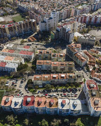 Luftaufnahme eines Wohnviertels in Almada, Blick auf Dächer, Setubal, Lissabon. - AAEF14021
