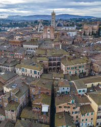 Luftaufnahme des Duomo di Siena, der wichtigsten Kathedrale der Stadt, mit einem Wohnviertel im Vordergrund, Siena, Toskana, Italien. - AAEF14035