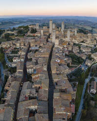 Luftaufnahme von San Gimignano, einer kleinen alten Stadt mit mittelalterlichem Turm bei Sonnenuntergang, Siena, Toskana, Italien. - AAEF14042