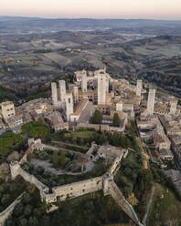 Luftaufnahme von San Gimignano, einer kleinen alten Stadt mit mittelalterlichem Turm bei Sonnenuntergang, Siena, Toskana, Italien. - AAEF14043