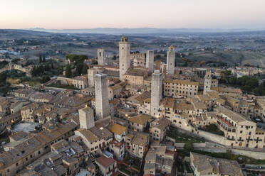 Luftaufnahme von San Gimignano, einer kleinen alten Stadt mit mittelalterlichem Turm bei Sonnenuntergang, Siena, Toskana, Italien. - AAEF14044