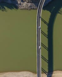 Luftaufnahme einer Straße entlang des Corbara-Sees, Baschi, Umbrien, Italien. - AAEF14054