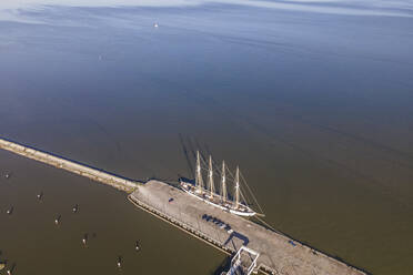 Luftaufnahme eines Segelschiffs, das an der Pier im Hafen von Lissabon am Fluss Tejo vor Anker liegt, Lissabon, Portugal. - AAEF14062