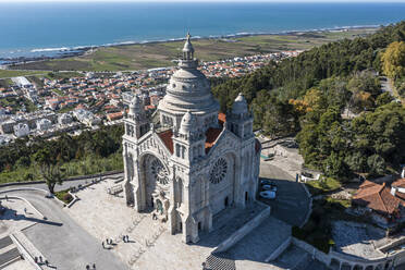 Luftaufnahme der Kathedrale in Viana do Castelo mit dem Atlantischen Ozean im Hintergrund, Portugal. - AAEF14075