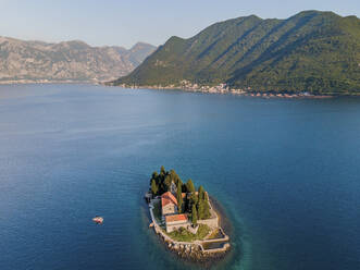 Luftaufnahme der Insel St. Georg, Perast, Montenegro. - AAEF14084