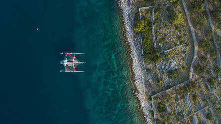 Luftaufnahme eines Katamarans entlang der Küste bei Otok Zut, einer wunderschönen Insel an der kroatischen Küste, Kroatien. - AAEF14102