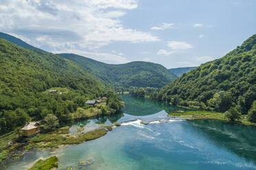 Luftaufnahme von Wasserfällen im Fluss Una in der Region Lahore, Bosnien und Herzegowina. - AAEF14106