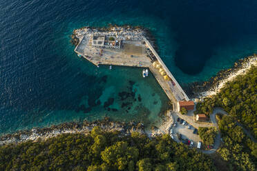 Luftaufnahme einer kleinen Anlegestelle für Fähren an der Adriaküste bei Lastovo, Kroatien. - AAEF14117