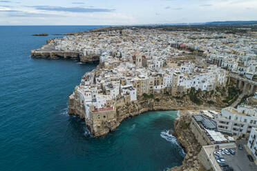 Panoramaluftaufnahme von Polignano a Mare bei Sonnenuntergang, Bari, Italien. - AAEF14123